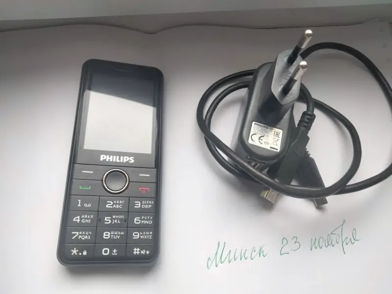 Philips E172 батарею держит 2 недели.